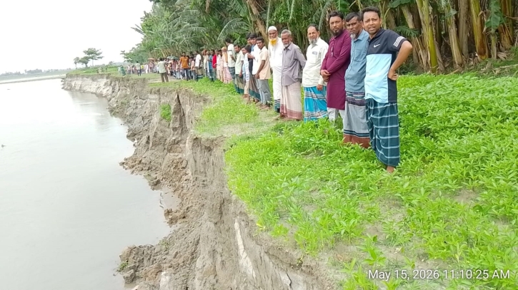 যমুনা ভাঙনে চার গ্রাম হুমকিতে, স্থায়ী বাঁধের দাবিতে মানববন্ধন